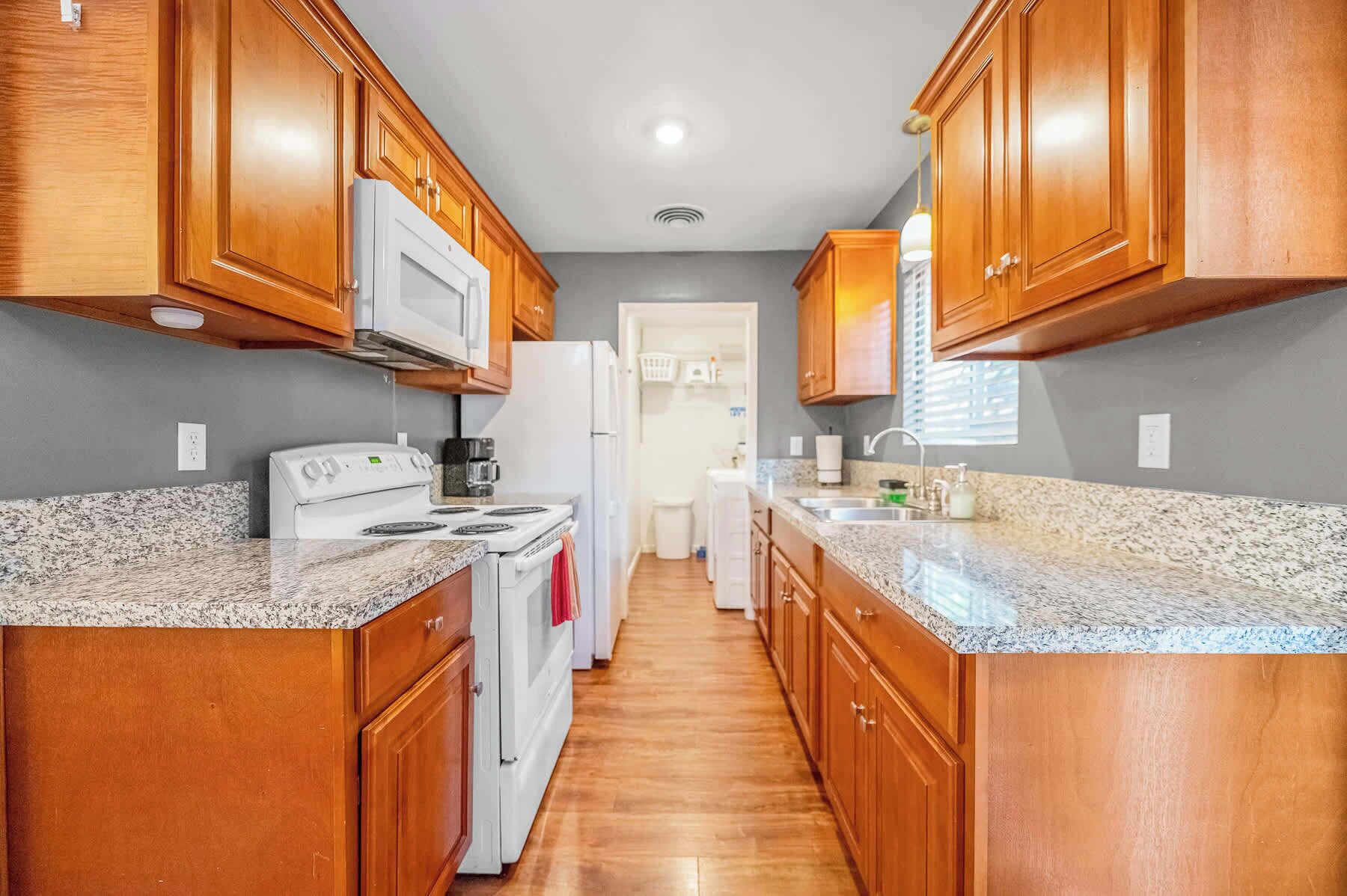 Réfrigérateur, four à micro-ondes, surface de cuisson, grille-pain