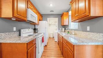 Réfrigérateur, four à micro-ondes, surface de cuisson, grille-pain