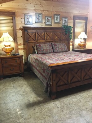 3 bedrooms, iron/ironing board, WiFi, bed sheets - Luxury Cabin Getaway (Burneyville)