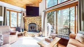 Living area - Woodlands #25 3 Bedroom Condo (Mammoth Lakes)