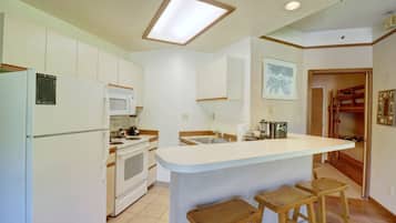 Estudio | Cocina privada | Refrigerador, horno, cafetera y tetera y tostadora