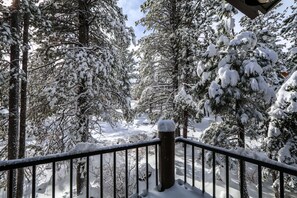 Condo, 2 Bedrooms | Property grounds