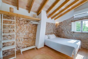 3 habitaciones, tabla de planchar con plancha y cuna de viaje 