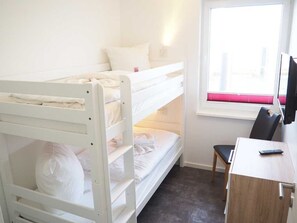 3 bedrooms, travel crib, bed sheets