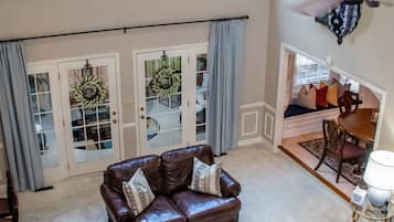 Älytelevisio, takka, videopelejä, DVD-soitin