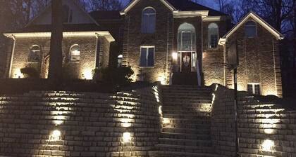 Beautiful Lakefront View with FULLY EQUIPPED HOME GYM!! Only 8.6 mi from the UA!