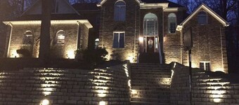 Beautiful Lakefront View with FULLY EQUIPPED HOME GYM!! Only 8.6 mi from the UA!