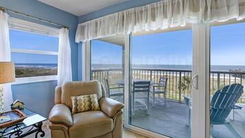 Condo, 2 Bedrooms | Living area