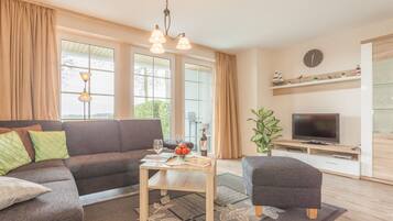 Fernseher, DVD-Player, Tischtennisplatte, Bücher