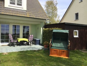 Outdoor dining - Vacation home in a quiet location (Trassenheide)