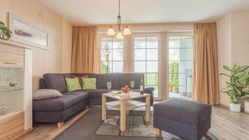 Fernseher, DVD-Player, Tischtennisplatte, Bücher