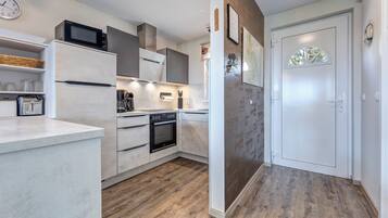 Kühlschrank, Mikrowelle, Herdplatte, Geschirrspüler