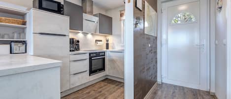 Fridge, microwave, stovetop, dishwasher