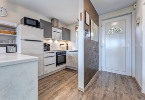 Fridge, microwave, stovetop, dishwasher - Vacation home in a quiet location (Trassenheide)