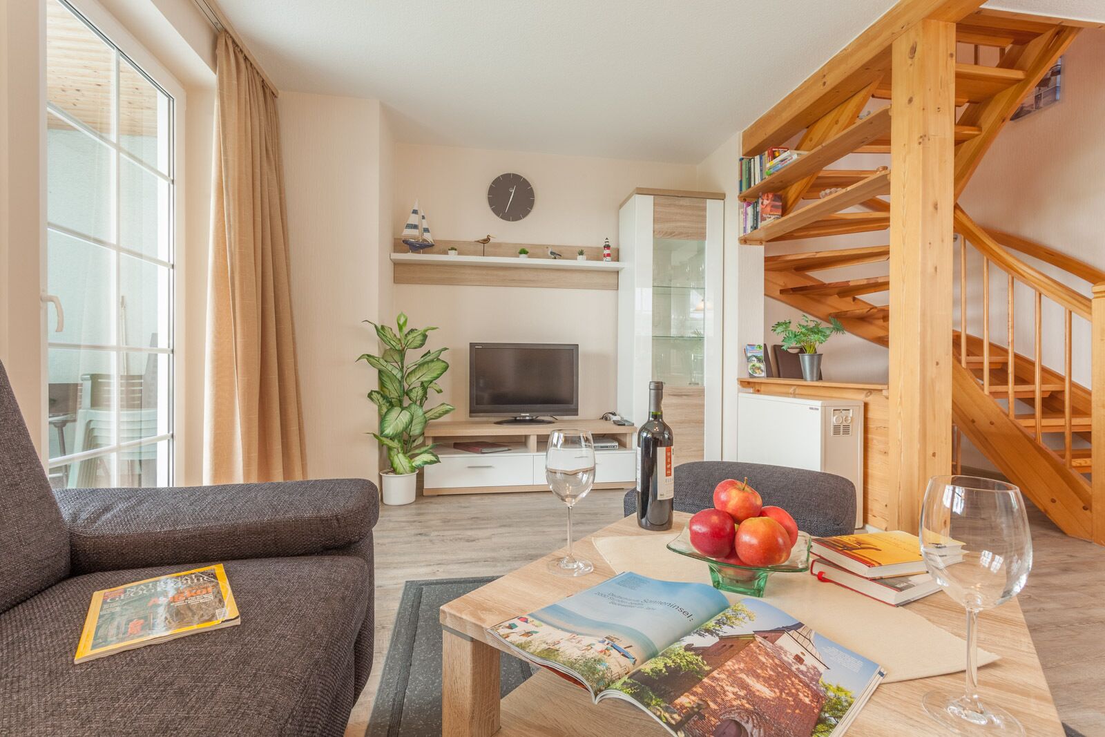 Fernseher, DVD-Player, Tischtennisplatte, Bücher