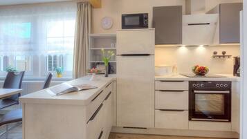 Kühlschrank, Mikrowelle, Herdplatte, Geschirrspüler