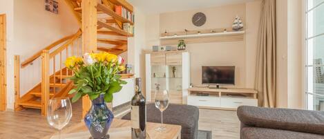 Televisie, een dvd-speler en een tafeltennistafel