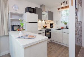 Fridge, microwave, stovetop, dishwasher - Vacation home in a quiet location (Trassenheide)