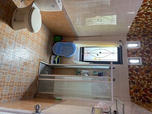 Haartrockner, Handtücher, Seife, Toilettenpapier