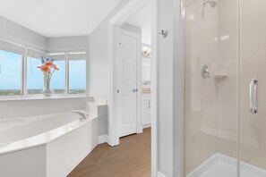 Een douche, een haardroger, handdoeken