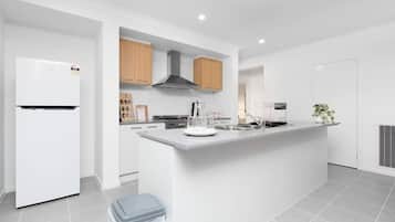 House (4 Bedrooms) | Private kitchen | Microwave, oven, stovetop, dishwasher