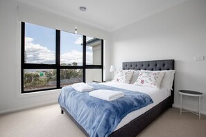 Villa (4 Bedrooms) | 4 habitaciones, tabla de planchar con plancha y ropa de cama