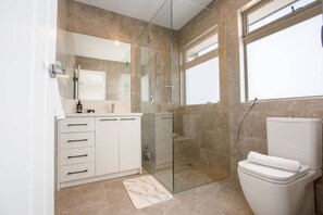 Huvila (4 Bedrooms) | Kylpyhuone