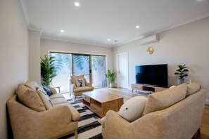TV - Lux Style 4BR Townhouse@ashwood (Ashwood)