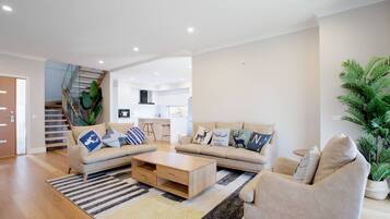 Villa (4 Bedrooms) | Living room | TV