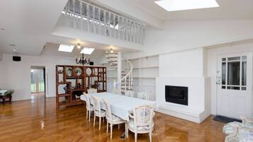 House (5 Bedrooms) | Interior