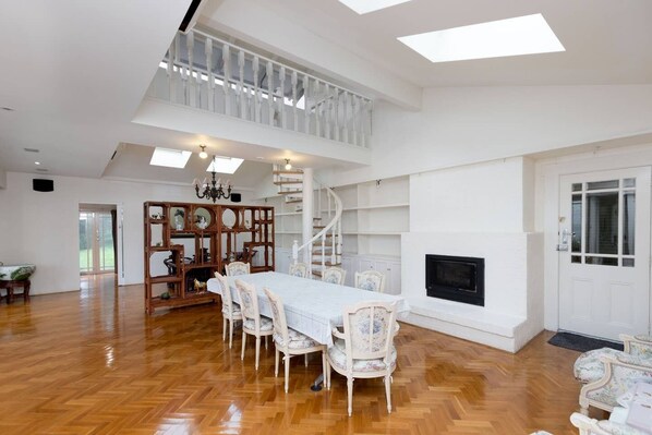 House (5 Bedrooms) | Interior