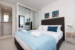 Appartement (2 Bedrooms) | 2 chambres, fer et planche à repasser, literie fournie
