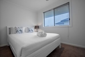 5 habitaciones, tabla de planchar con plancha y ropa de cama 