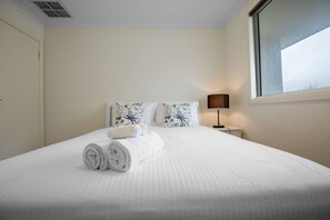 5 ห้องนอน, เตารีด/โต๊ะรีดผ้า, ผ้าปูที่นอน