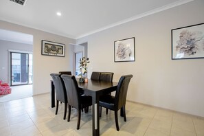 House (4 Bedrooms) | Tempat makan