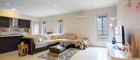 House (4 Bedrooms) | Living area