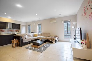 House (4 Bedrooms) | Ruang tamu | TV 