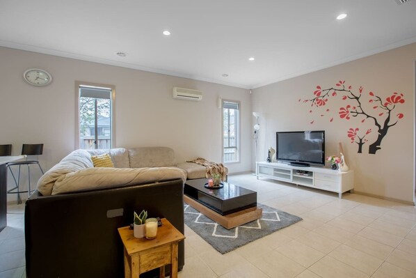 House (4 Bedrooms) | Ruang tamu | TV 