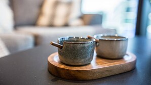 Two ceramic cups on a wooden coaster on a table. - Cozy APT With City Views Next to Meblourne Central (Melbourne)
