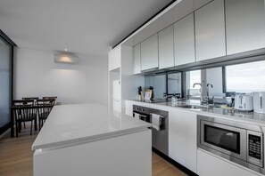 Microwave, oven, stovetop, dishwasher - Cozy APT Seaview Next to Southern Cross/pool/gym (Melbourne)