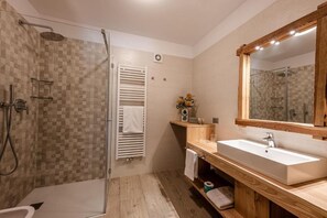 Dusche, Bidet, Handtücher