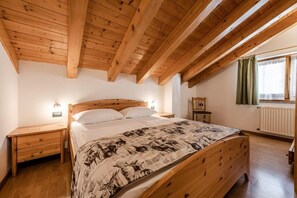 Roupas de cama premium, cofres nos quartos, cortinas blackout
