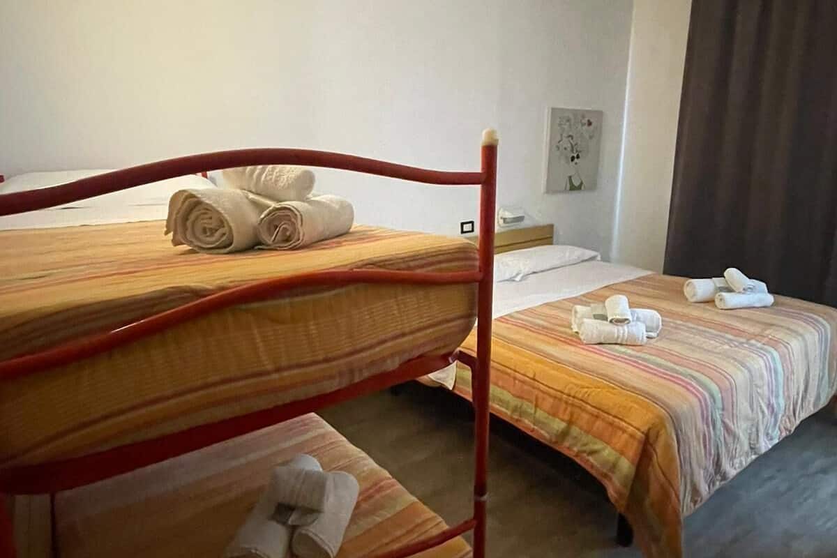Quarto família | Escrivaninha, Wi-Fi de cortesia