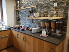 Café da manhã com buffet grátis todos os dias