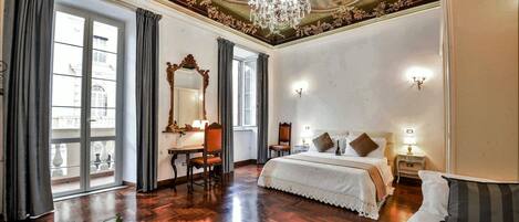 1 habitación, caja de seguridad en la habitación y escritorio