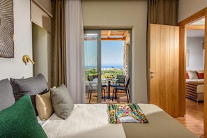 Villa supérieure, 3 chambres, vue sur la mer, en mezzanine | 3 chambres, lit avec matelas en mousse à mémoire, coffre-fort