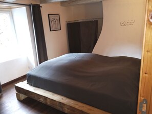 3 habitaciones y tabla de planchar con plancha 
