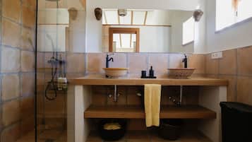 淋浴设施、吹风机、毛巾、卫生纸