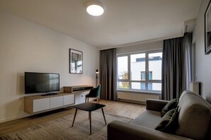 Apartemen Kota | Ruang keluarga | Televisi layar datar 37-inci dengan saluran TV digital