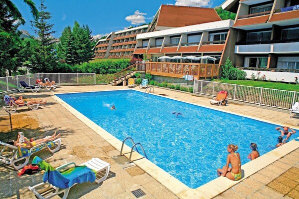 Utendørsbasseng og et oppvarmet basseng